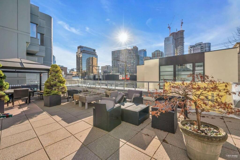 Modern Condo In The Heart Of Dt Overlooking City Vancouver Eksteriør billede
