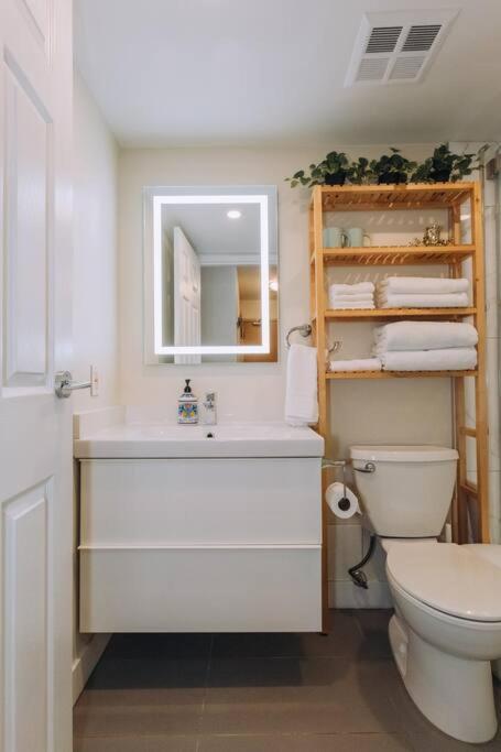 Modern Condo In The Heart Of Dt Overlooking City Vancouver Eksteriør billede