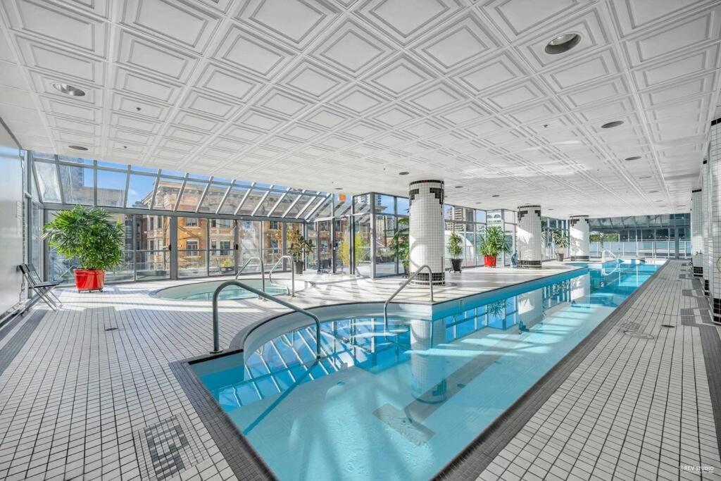 Modern Condo In The Heart Of Dt Overlooking City Vancouver Eksteriør billede
