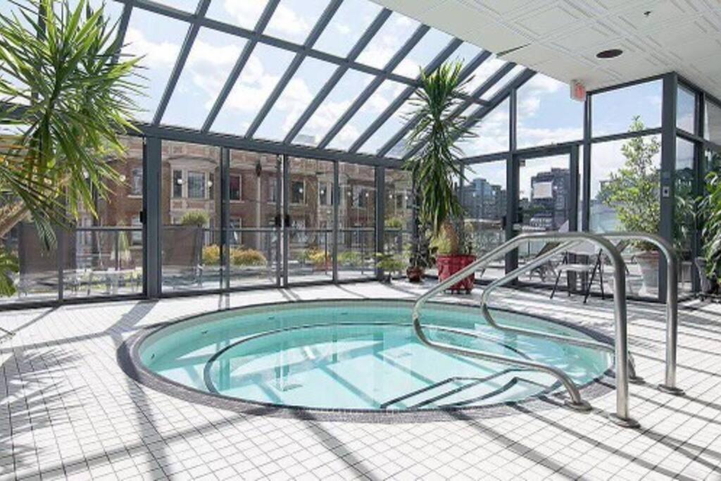 Modern Condo In The Heart Of Dt Overlooking City Vancouver Eksteriør billede